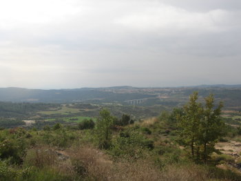 El pont de Casserres vist de lluny, des del Serrat dels Lladres