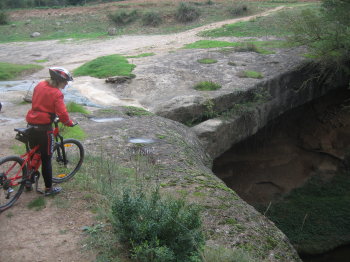 La Sílvia mirant el salt d'aigua del Molí de Ballús