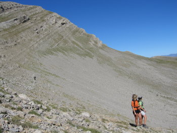 L'Anna i la Sílvia contemplant el paisatge pujant el Pas del Cabirol