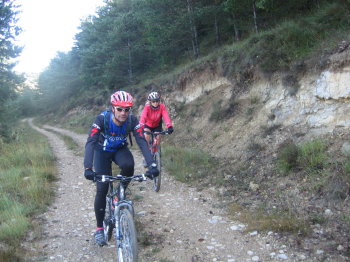 Sílvia i Toni baixant en bicicleta