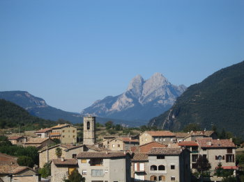 Sant Julià de Cerdanyola i al darrera el Pedraforca