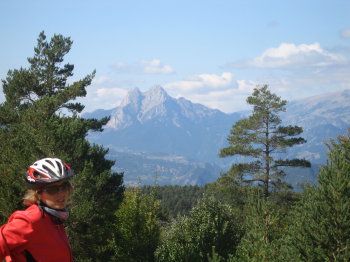 La Sílvia al Coll de Seba, amb el Pedraforca sempre al fons