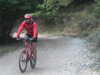 El Marc sobre la bicicleta