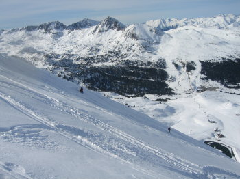 L'Anna i la Queralt baixant per la pala del vessant nord