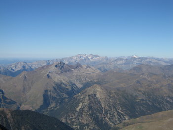 Vista des del cim cap al Mont Perdut i la zona d'Ordesa (oest)