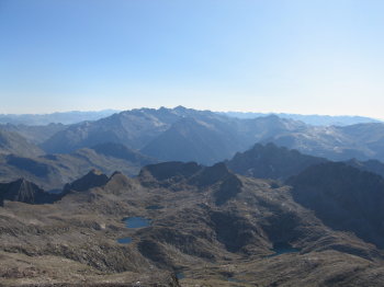 Vista cap a l'est, en primer terme els ibons de Posets, i al fons el massís de la Maladeta al mig