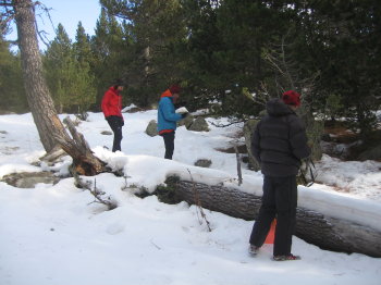 Anna, Toni i Àngel buscant el senyal de l'ARVA