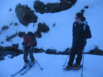 La Queralt amb esquís i la Rachael amb raquetes