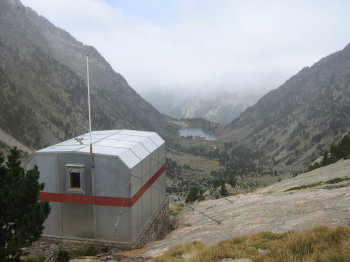 Refugi de Besiberri i al fons l'Estany de Besiberri