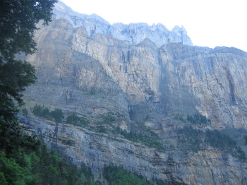 Parets al costat de la cascada de Cotatuero