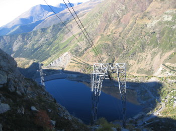 Pilones del telefèric des de l'Estany Gento