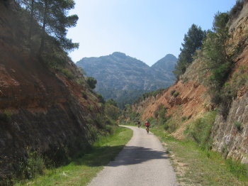 Tram de la Via Verda amb les muntanyes dels Ports al fons