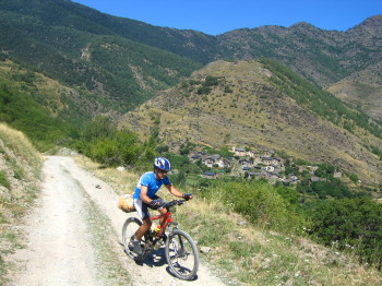 Pista d'ascens al Coll de Rat. Al fons, Baiasca