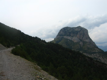 Arribant als peus de la Peña Monañesa, després d'una llarga i duríssima pujada