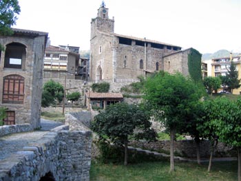 Entrada a Bagà. Creuem el pont de pedra i pugem fins al peu de l'església.