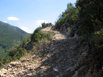 El camí que prenen a partir del collet és estret i aeri.