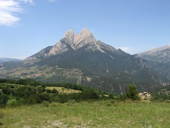 Imatge tradicional del Pedraforca, des de prop de Maçaners (perspectiva no visible des de la ruta proposada)