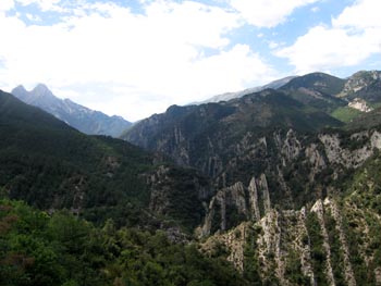 Des de la pista, mirant cap enrere veiem l'angosta vall del Riu de Saldes amb les seves curioses formacions rocoses. Al fons, el Pedraforca.