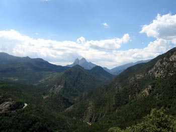 Després de creuar el Riu, gairebé arribant al collet, ens girem enrere i acomiadem la vall del Riu de Saldes i contemplem l'última imatge que avui veurem del Pedraforca.